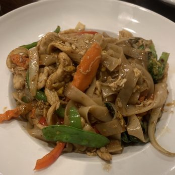 Sushi Thai - Pad Kee Mao- chicken, carrots, bell peppers, onions, broccoli, and snow snap peas. - Sushi Bars Near Me - Spring Hill, Tennessee Sushi Thai - Pad Kee Mao- chicken, carrots, bell peppers, onions, broccoli, and snow snap peas. - Sushi Bars Near Me - Spring Hill, Tennessee