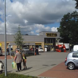 NETTO - Großer Parkplatz und im Sommer davor eine GLANTZ-Erdbeer-Bude.