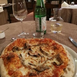 Magna Grecia - Pizza parmigiana con melanzane e vero parmigiano spolverato sopra