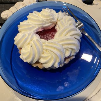 The Overlook Bed & Breakfast - Raspberry cream tart - Bed & Breakfast Near Me - Jasper, Arkansas