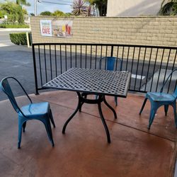 Tropical Smoothie Cafe - Outside seating