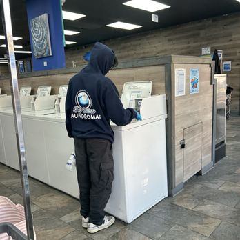 Big Waves Laundromat - Always someone cleaning - Laundromat Near Me - Los Angeles, California