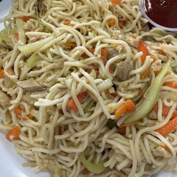 El Churrasco Chapin - Chow Mein con pollo - Latin American Near Me - Los Angeles, California