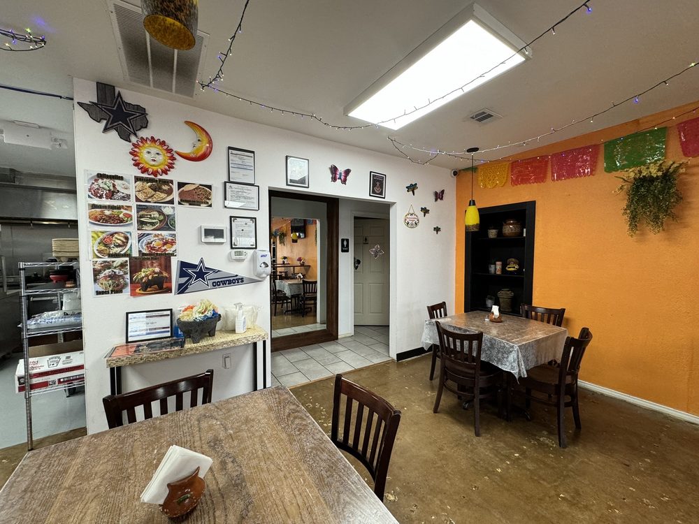 Los Molcas Taco Bar And Grill