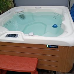 Spa Mania - Beautiful, used Hot Spring spa.