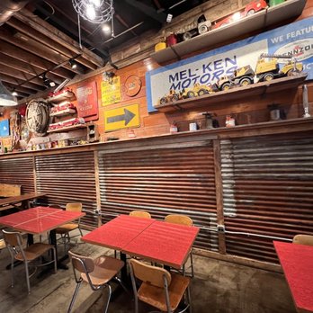 Big's Chicken - Restaurant area - Chicken Wings Near Me - Portland, Oregon Big's Chicken - Restaurant area - Chicken Wings Near Me - Portland, Oregon