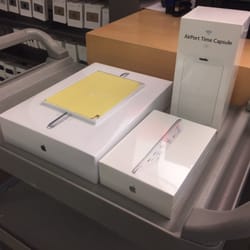 Apple Oriocenter - E dopo circa un'ORA di scrupoloso bla bla bla delle tecnologie necessarie alla mia passione, il Genius arriva col mio ordine