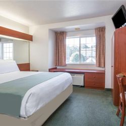 Microtel Inn & Suites by Wyndham Marianna - 1 Queen Bed Room