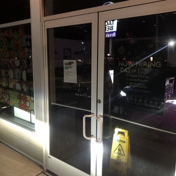 Taco Bell - Front entrance with notice of dining room closure on a Saturday evening at 9:45pm. - Fast Food Near Me - Plymouth, Michigan Taco Bell - Front entrance with notice of dining room closure on a Saturday evening at 9:45pm. - Fast Food Near Me - Plymouth, Michigan