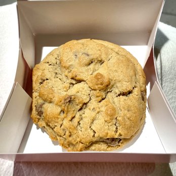 Crumbl - Aliana - Milk Chocolate Chip Cookie - Bakeries Near Me - Richmond, Texas Crumbl - Aliana - Milk Chocolate Chip Cookie - Bakeries Near Me - Richmond, Texas