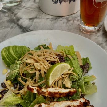 Earls Kitchen + Bar - Canadian (New) Near Me - Burnaby, British Columbia