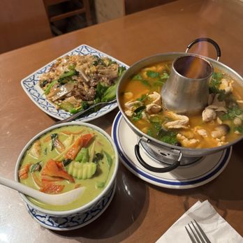Chaba - Green curry, beef pad see ew, tom yum soup with chicken - Thai Near Me - Cypress, California