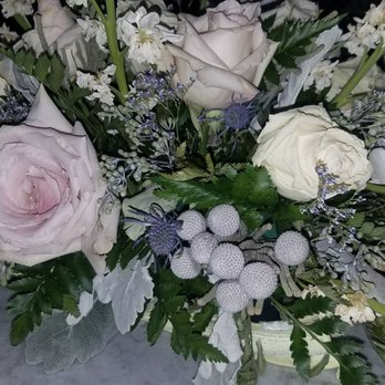 J.R. Florist - Our centerpiece still going strong 1 week later - Florists Near Me - Elmsford, New York