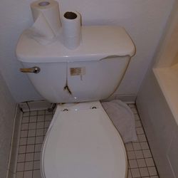Super 8 by Wyndham Yemassee - Cracked toilet