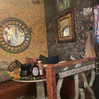 Java Jazz & Soup Nutz - funky decor - Coffee & Tea Near Me - Lahaina, Hawaii