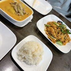 Thai Square - Pad Thai and Yellow Curry