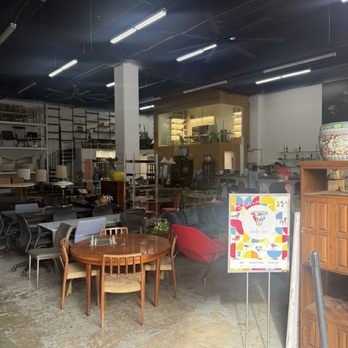 Cafe VNTG - Interior view - Cafes Near Me - Urban Honolulu, Hawaii