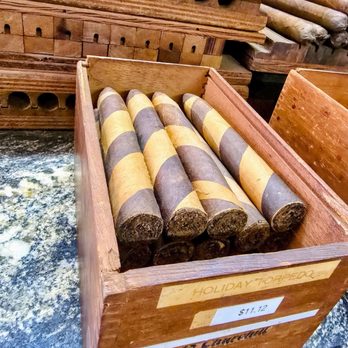 Lianos Dos Palmas Handmade Cigars - Holiday cigar - Tobacco Shops Near Me - Charleston, South Carolina