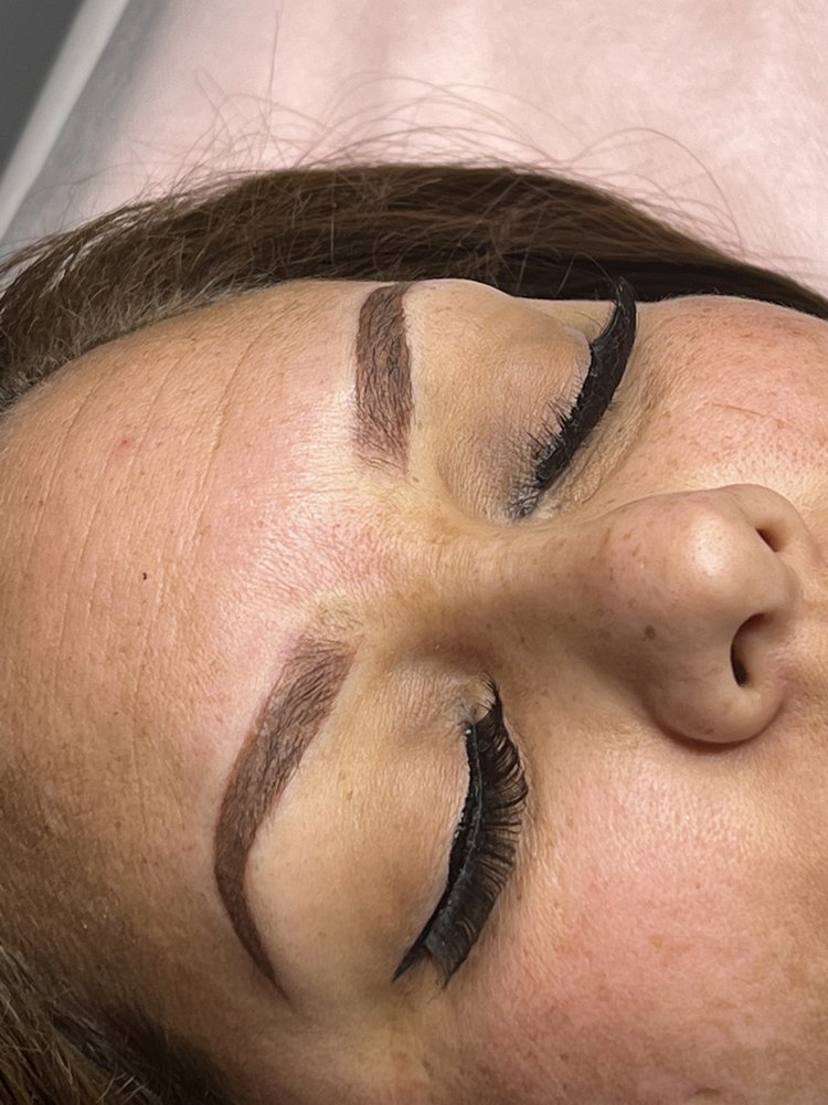 Mikki Glam Studio Logo