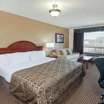 Super 8 by Wyndham Drumheller - ADA 1 King Bed Room - Hotels Near Me - Drumheller, Alberta