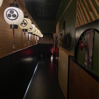 Kaiseki Yu-zen Hashimoto - Hallway with paper lanterns - Japanese Near Me - Toronto, Ontario Kaiseki Yu-zen Hashimoto - Hallway with paper lanterns - Japanese Near Me - Toronto, Ontario