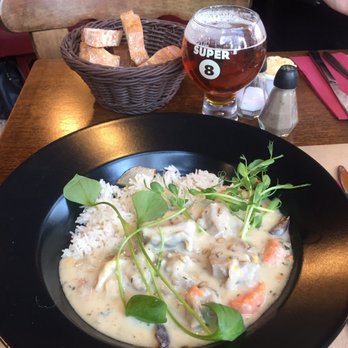 Le Verlaine - Blanquette de veau avec chicons (endives)!!! Lol très belle assiette copieuse accompagnée d'une bonne bière fruitée " Super 8 " - Bars Near Me - Lille, 59