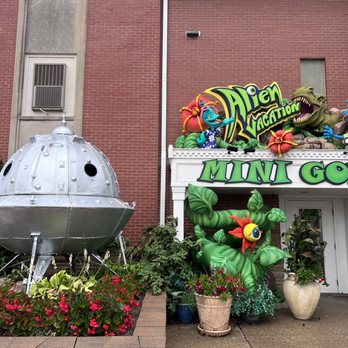 Alien Vacation Mini Golf - Exterior - Mini Golf Near Me - Medina, Ohio