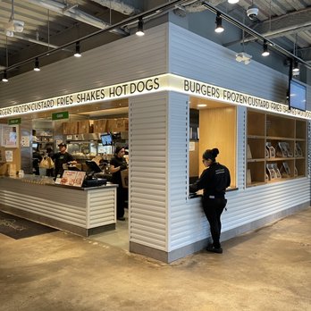 Shake Shack Hoboken - Pickup counter - Burgers Near Me - Hoboken, New Jersey