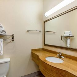 La Quinta by Wyndham Dodge City - Guest room bath