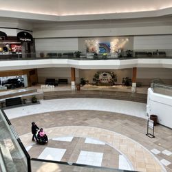 Southridge Mall - View of photos ops on both levels