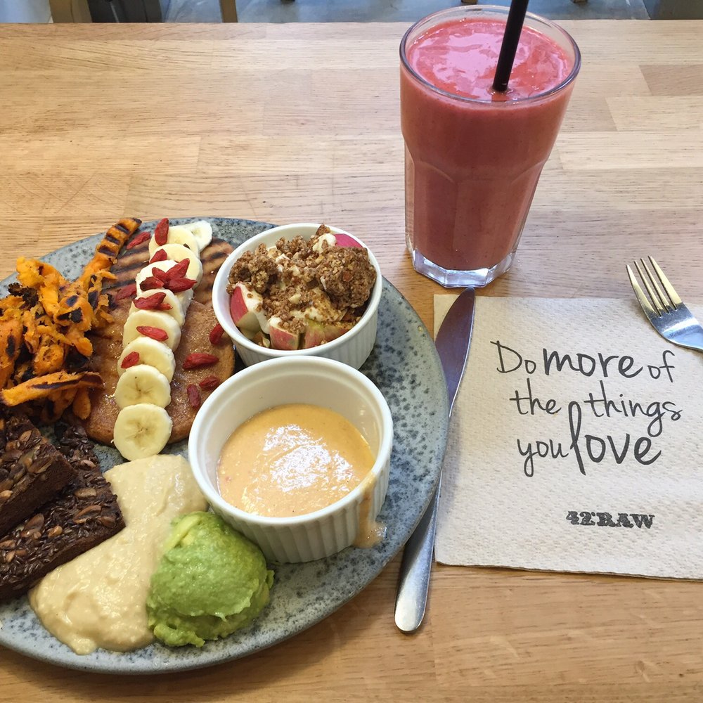 42Raw - Brunch plate and strawberry ginger smoothie - Juice Bars & Smoothies Near Me - København K, 84 42Raw - Brunch plate and strawberry ginger smoothie - Juice Bars & Smoothies Near Me - København K, 84