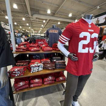 DICK'S Sporting Goods - San Francisco 49ers clothing display - Sports Wear Near Me - San Jose, California