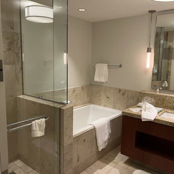 Four Seasons Hotel - Bathroom suite - Hotels Near Me - Saint Louis, Missouri
