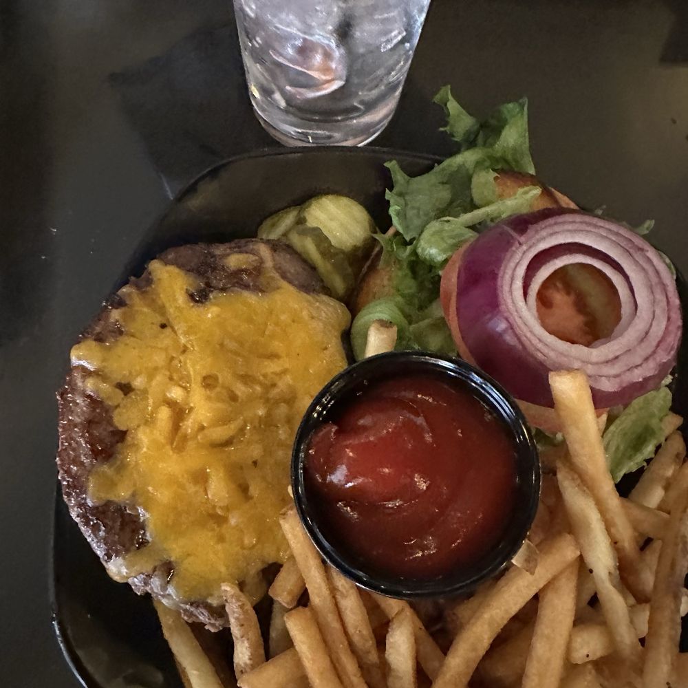 21 Bar & Grill - Cheeseburger - American Near Me - Keene, New Hampshire