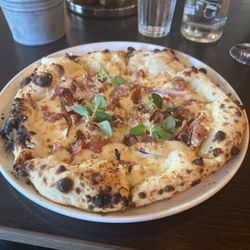 Jonas B. Gundersen Jazzkjøkken - Custom white pie with garlic dressing base and various pork goodies on top.