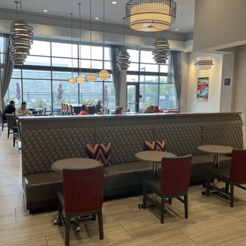 Hampton Inn Long Beach Airport - Breakfast seating - Hotels Near Me - Long Beach, California Hampton Inn Long Beach Airport - Breakfast seating - Hotels Near Me - Long Beach, California