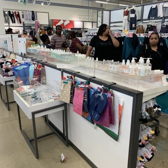 Old Navy - This is just a portion of the line, it's wrapped around the counter. - Women's Clothing Near Me - Lanham, Maryland