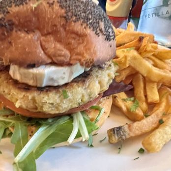 Brasserie Lola - Vege Burger - Cocktail Bars Near Me - Paris, 75 Brasserie Lola - Vege Burger - Cocktail Bars Near Me - Paris, 75