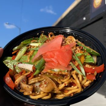How Bao Dat - jerk chicken noodle stir fry bowl- @siblingsthateat - Food Delivery Services Near Me - Chicago, Illinois
