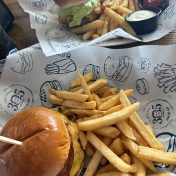 305 Degrees Burgers Bar - Burgers Near Me - Hollywood, Florida 305 Degrees Burgers Bar - Burgers Near Me - Hollywood, Florida