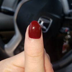 L & B Nails - Right thumb is crooked going towards the left