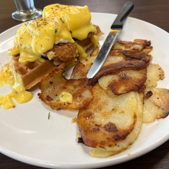 Broken Yolk Cafe - Chicken waffle bene - Breakfast & Brunch Near Me - Spring, Texas