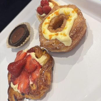 Paris Baguette - Strawberry Croissant Tiramisu Tart Berry Tart - Coffee & Tea Near Me - Millbrae, California Paris Baguette - Strawberry Croissant Tiramisu Tart Berry Tart - Coffee & Tea Near Me - Millbrae, California