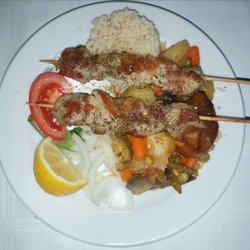 Kostas Oyzerie-Kafe - Chirino Souvlaki (Schweinslungenbraten) mit Kartoffeln, Reis u. Gemüse EUR 12,90