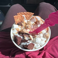 Menchie's Frozen Yogurt - This is the New York Cheese cake with toppings.