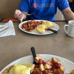 Johnny's - Eggs Benedict