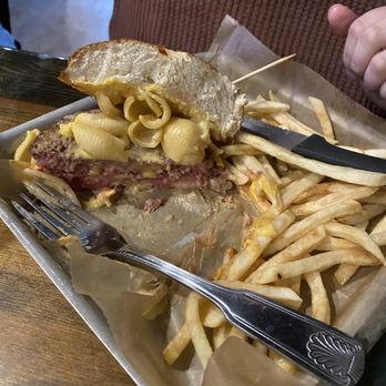 Flynn's Irish Pub - Mac and Cheese burger - Irish Pub Near Me - Mansfield, Massachusetts