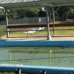 Westwood Swimming Pool - Baby pool isn't looking so good. :/