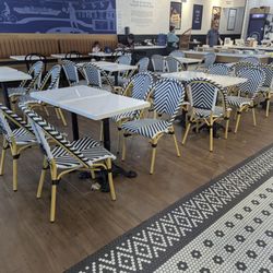 Paris Baguette - Lots of seats.