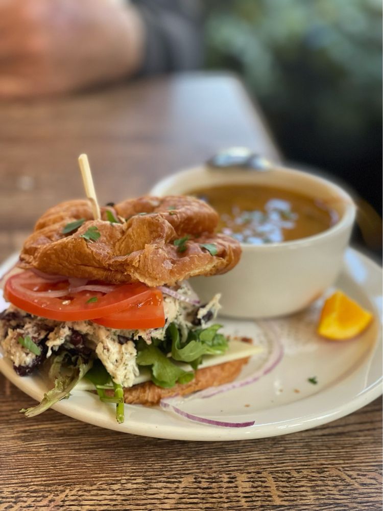 Mountain Mamas' Needful Things Logo